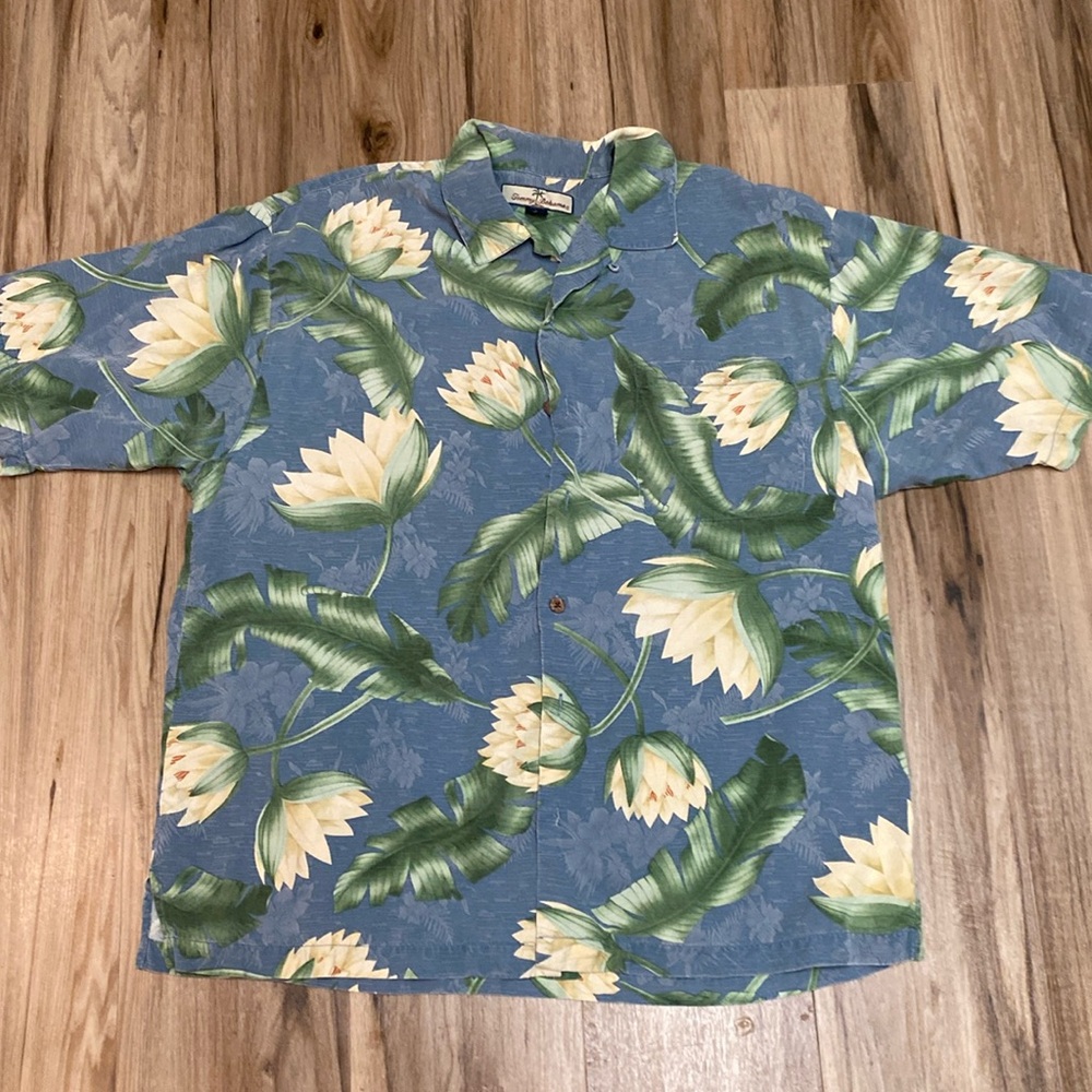 TOMMY BAHAMA Relax 100% SILK Hawaiian leaf print button up shirt Sz L light Blue